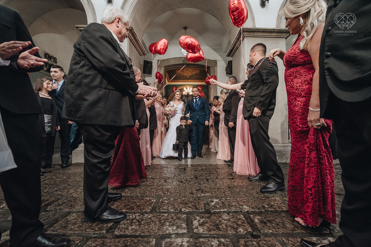 casamento classico em Santos making of na casa 67 por Raul Gama noiva veste santos maison igreja do valongo e festa no espaço plataforma com banda feel good e luanda Lu Pallaroni