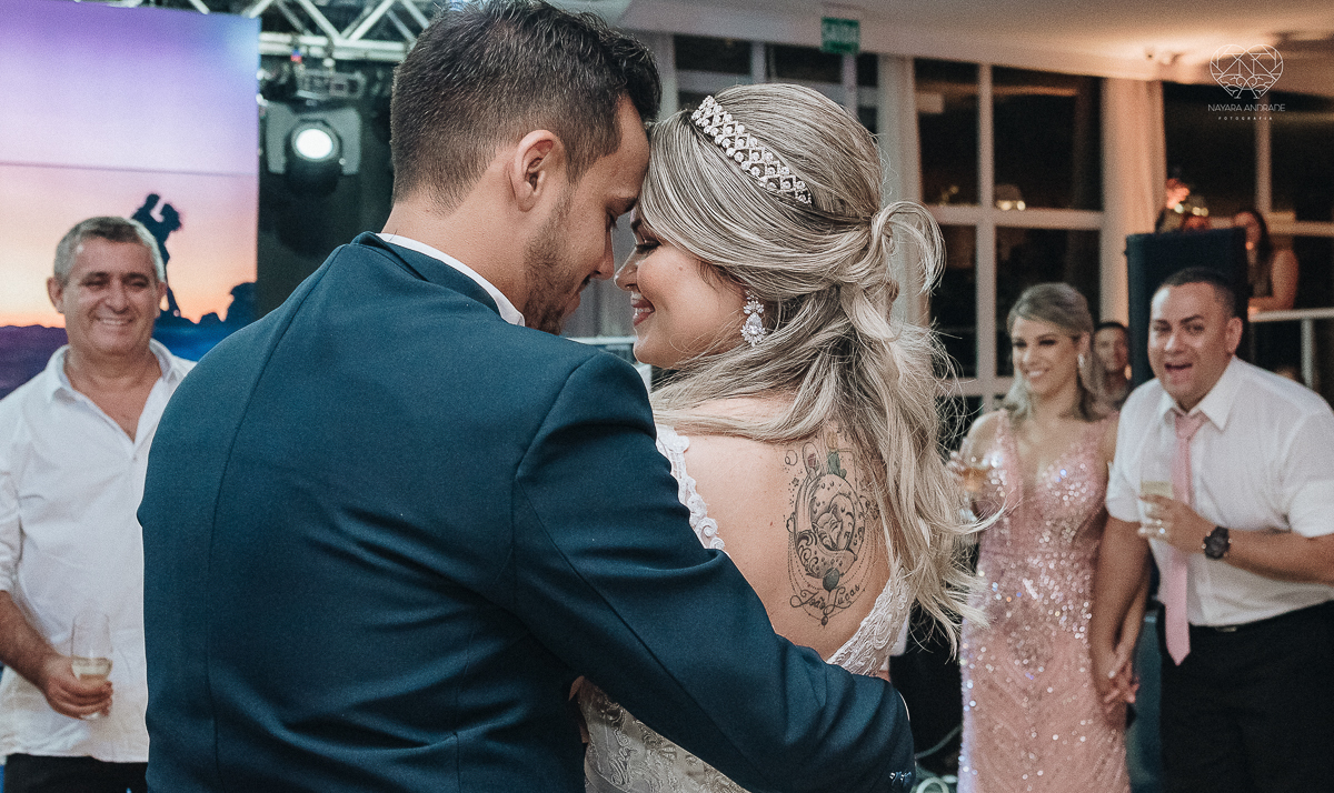 casamento classico em Santos making of na casa 67 por Raul Gama noiva veste santos maison igreja do valongo e festa no espaço plataforma com banda feel good e luanda Lu Pallaroni