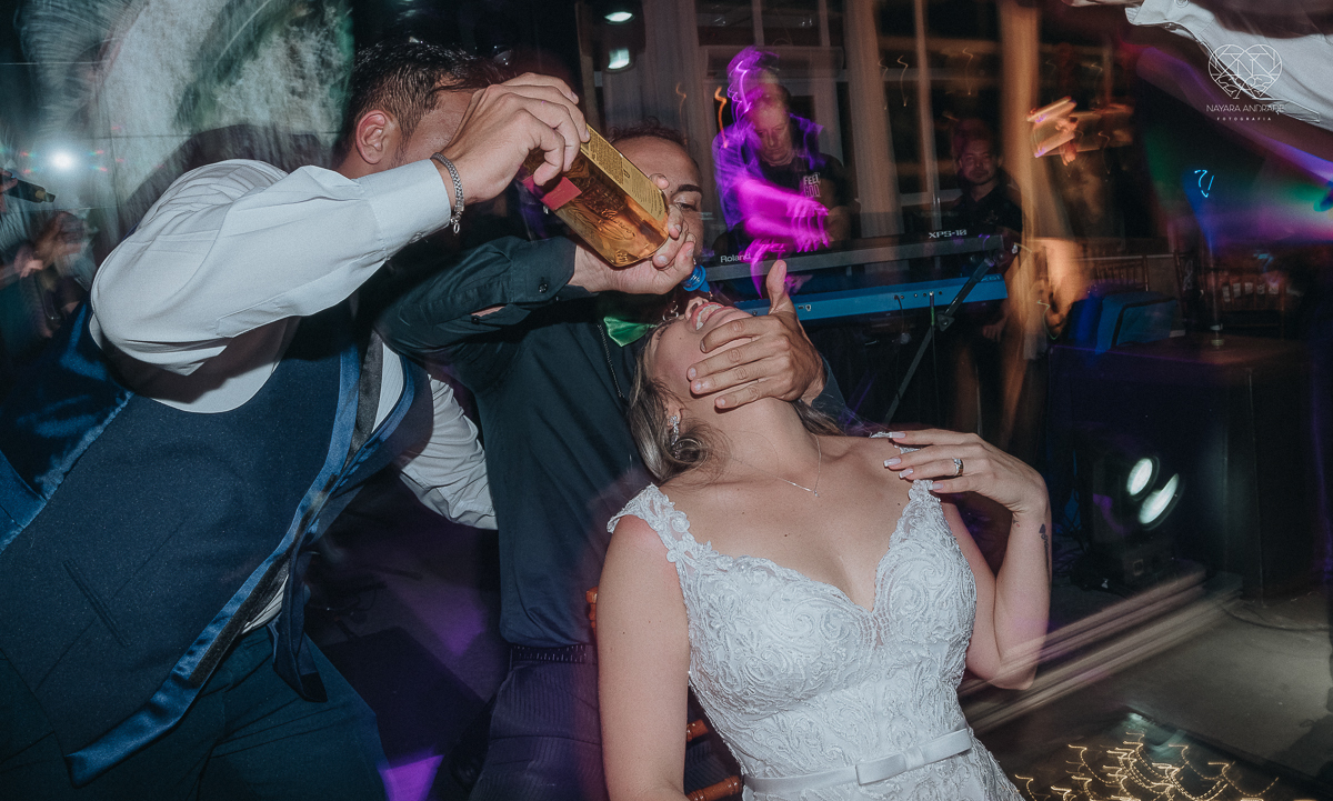 casamento classico em Santos making of na casa 67 por Raul Gama noiva veste santos maison igreja do valongo e festa no espaço plataforma com banda feel good e luanda Lu Pallaroni