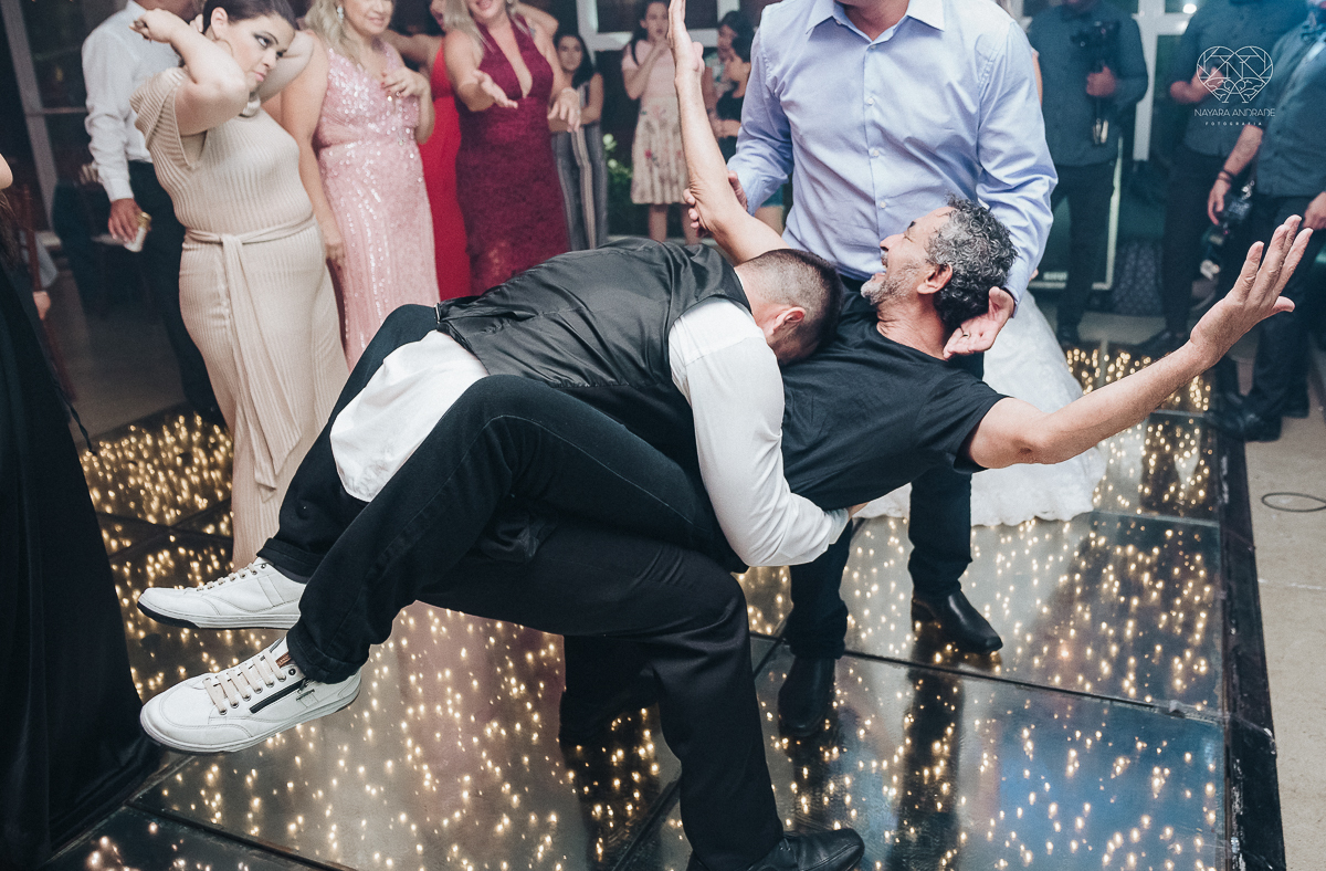 casamento classico em Santos making of na casa 67 por Raul Gama noiva veste santos maison igreja do valongo e festa no espaço plataforma com banda feel good e luanda Lu Pallaroni