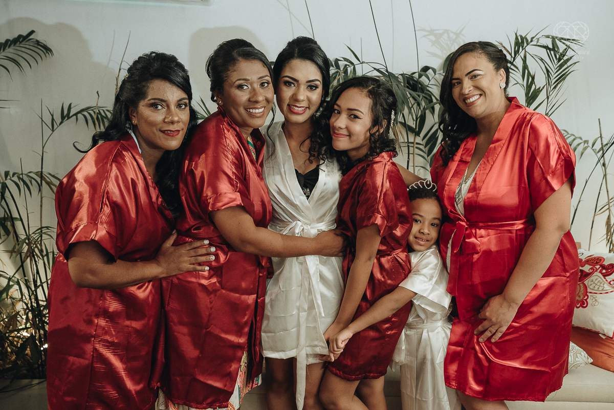 casamento rustico feito no sitio portal da serra em mogi das cruzes de dia ao ar livre com passarela espelhada fotografa premiada Nayara Andrade de Santos
