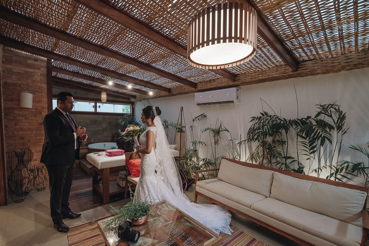 casamento rustico feito no sitio portal da serra em mogi das cruzes de dia ao ar livre com passarela espelhada fotografa premiada Nayara Andrade de Santos