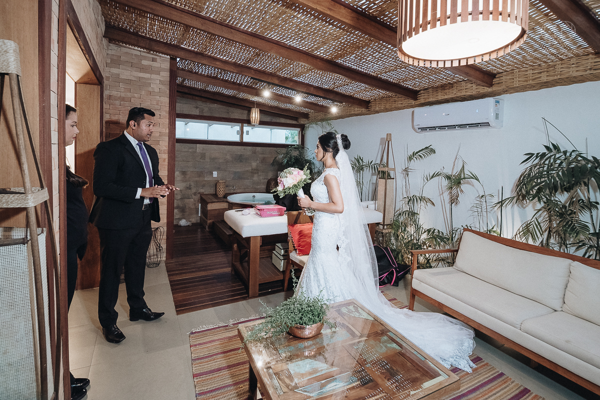 casamento rustico feito no sitio portal da serra em mogi das cruzes de dia ao ar livre com passarela espelhada fotografa premiada Nayara Andrade de Santos