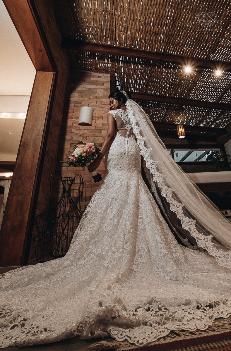 casamento rustico feito no sitio portal da serra em mogi das cruzes de dia ao ar livre com passarela espelhada fotografa premiada Nayara Andrade de Santos