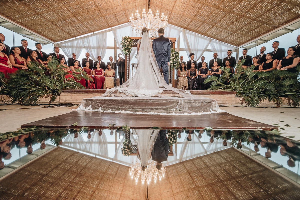 casamento rustico feito no sitio portal da serra em mogi das cruzes de dia ao ar livre com passarela espelhada fotografa premiada Nayara Andrade de Santos