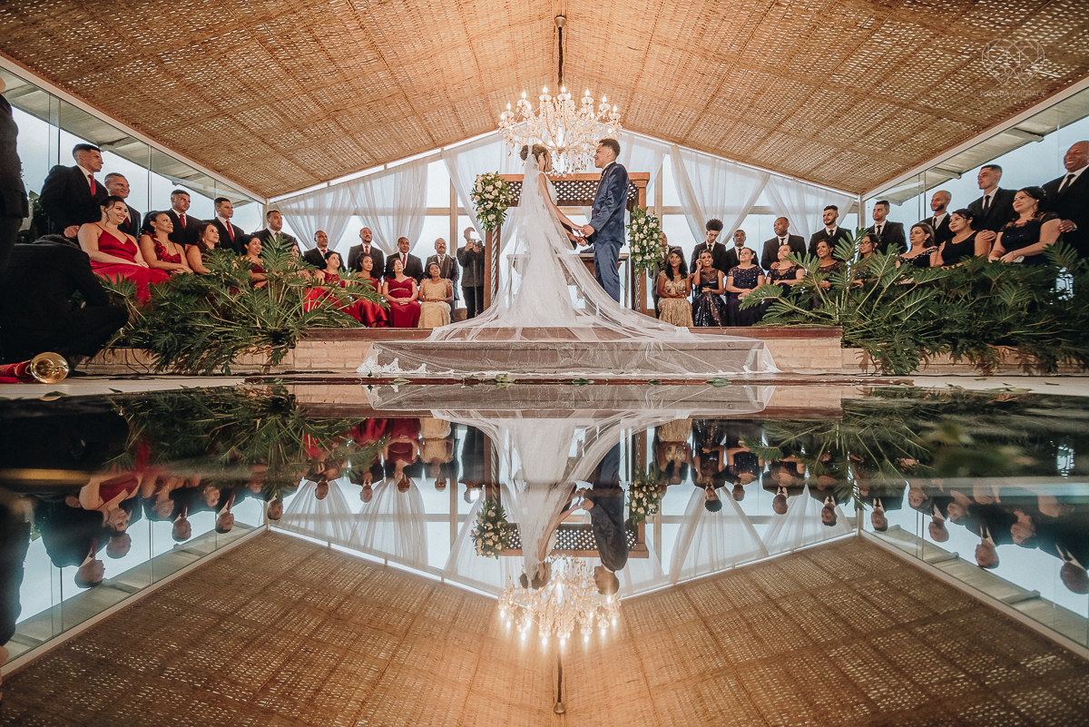 casamento rustico feito no sitio portal da serra em mogi das cruzes de dia ao ar livre com passarela espelhada fotografa premiada Nayara Andrade de Santos