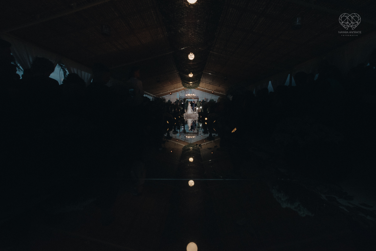 casamento rustico feito no sitio portal da serra em mogi das cruzes de dia ao ar livre com passarela espelhada fotografa premiada Nayara Andrade de Santos