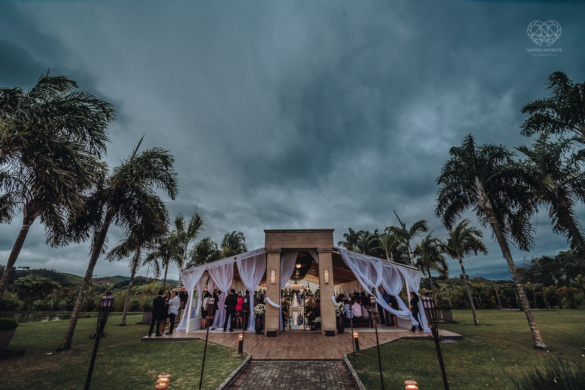 casamento rustico feito no sitio portal da serra em mogi das cruzes de dia ao ar livre com passarela espelhada fotografa premiada Nayara Andrade de Santos