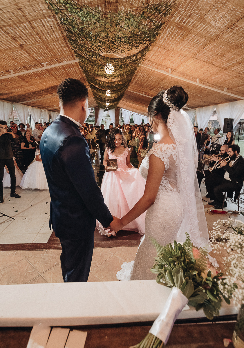 casamento rustico feito no sitio portal da serra em mogi das cruzes de dia ao ar livre com passarela espelhada fotografa premiada Nayara Andrade de Santos