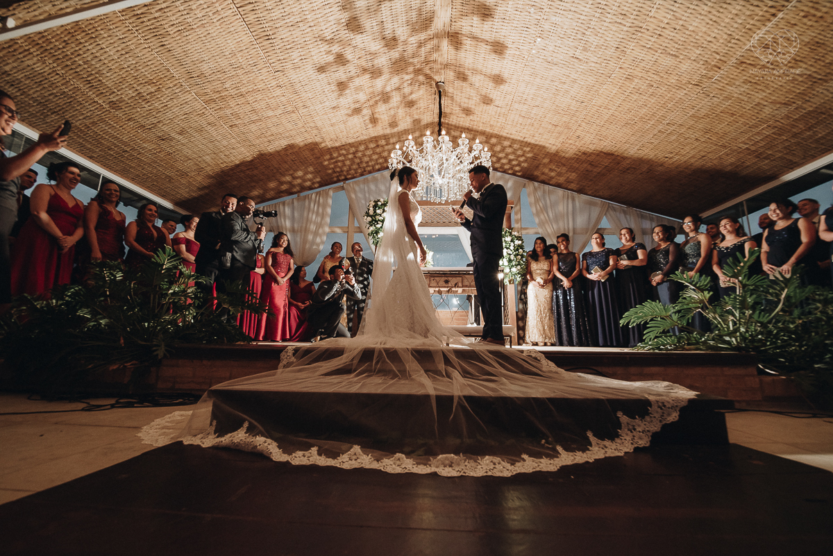 casamento rustico feito no sitio portal da serra em mogi das cruzes de dia ao ar livre com passarela espelhada fotografa premiada Nayara Andrade de Santos