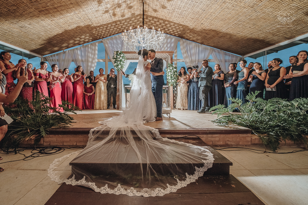 casamento rustico feito no sitio portal da serra em mogi das cruzes de dia ao ar livre com passarela espelhada fotografa premiada Nayara Andrade de Santos