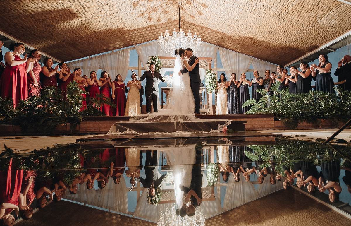 casamento rustico feito no sitio portal da serra em mogi das cruzes de dia ao ar livre com passarela espelhada fotografa premiada Nayara Andrade de Santos