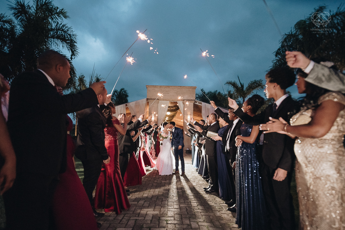 casamento rustico feito no sitio portal da serra em mogi das cruzes de dia ao ar livre com passarela espelhada fotografa premiada Nayara Andrade de Santos
