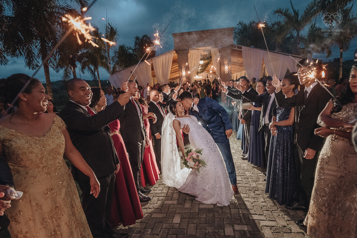 casamento rustico feito no sitio portal da serra em mogi das cruzes de dia ao ar livre com passarela espelhada fotografa premiada Nayara Andrade de Santos