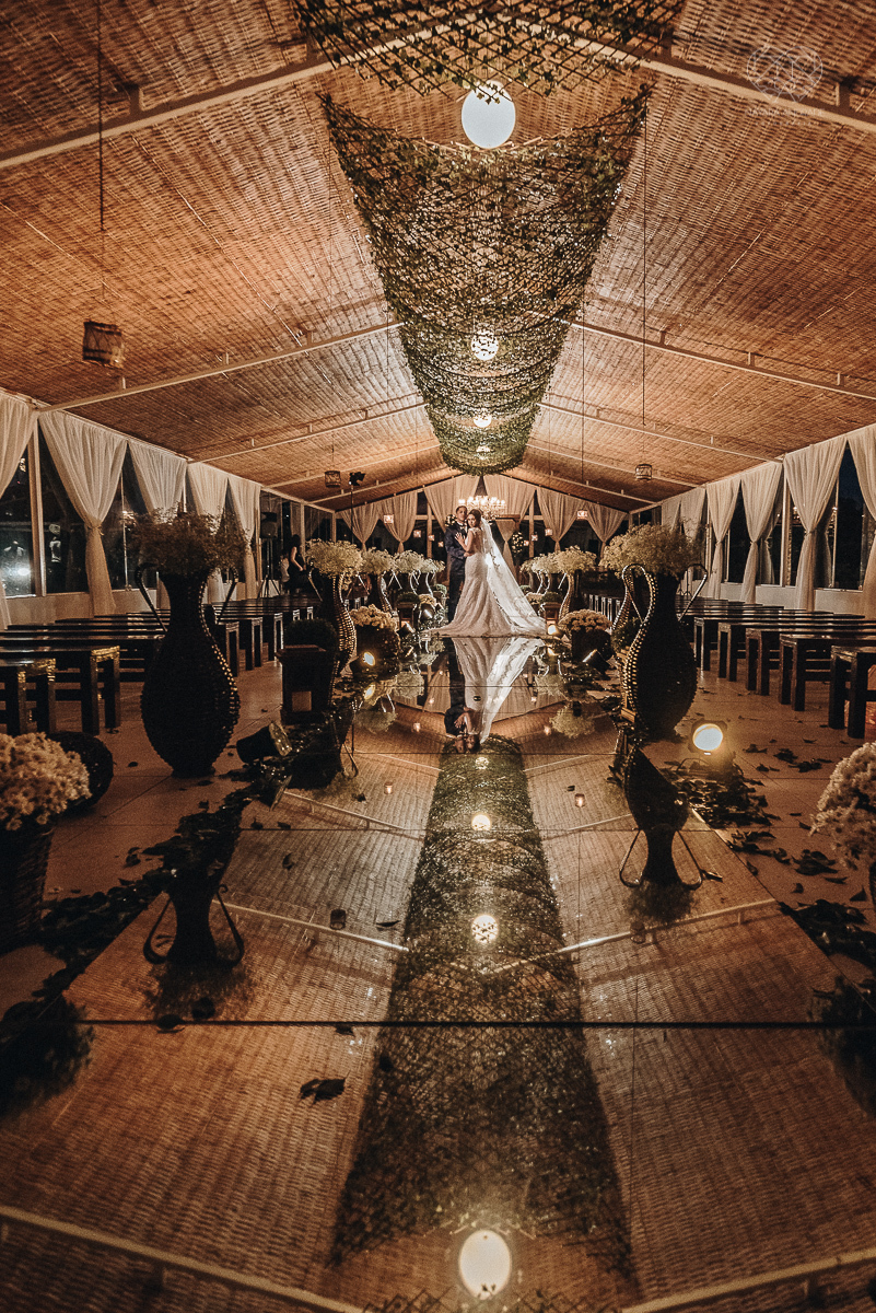 casamento rustico feito no sitio portal da serra em mogi das cruzes de dia ao ar livre com passarela espelhada fotografa premiada Nayara Andrade de Santos
