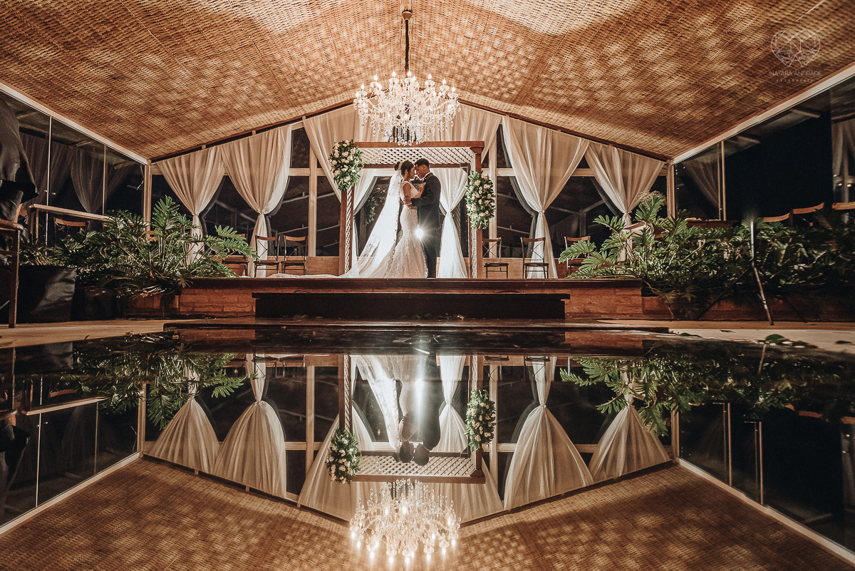 casamento rustico feito no sitio portal da serra em mogi das cruzes de dia ao ar livre com passarela espelhada fotografa premiada Nayara Andrade de Santos