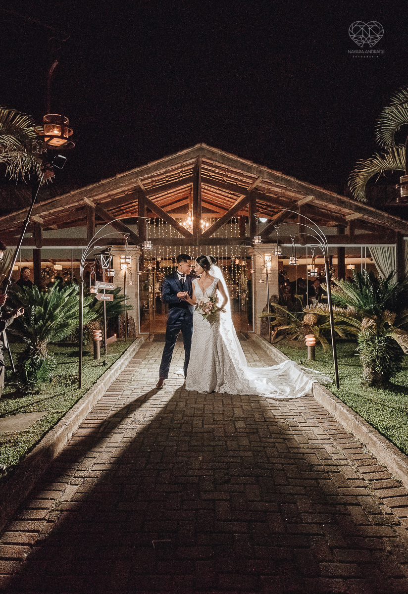 casamento rustico feito no sitio portal da serra em mogi das cruzes de dia ao ar livre com passarela espelhada fotografa premiada Nayara Andrade de Santos
