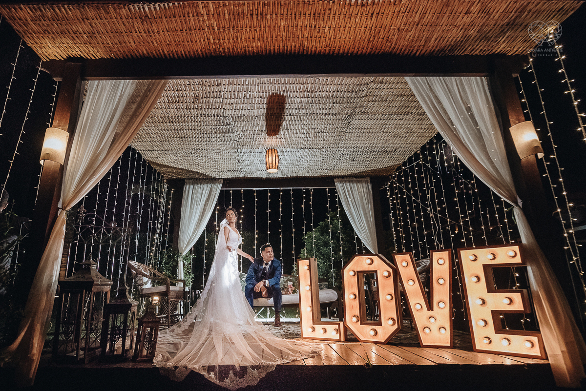 casamento rustico feito no sitio portal da serra em mogi das cruzes de dia ao ar livre com passarela espelhada fotografa premiada Nayara Andrade de Santos