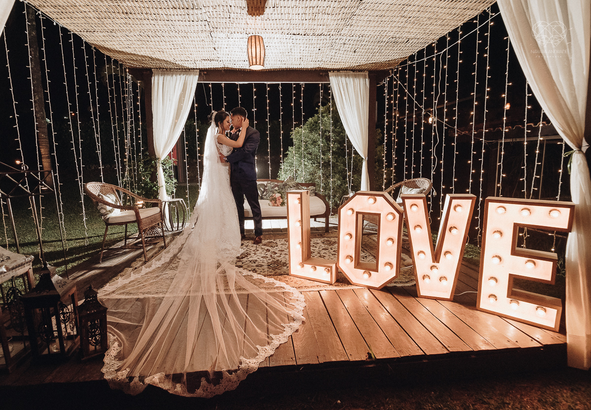 casamento rustico feito no sitio portal da serra em mogi das cruzes de dia ao ar livre com passarela espelhada fotografa premiada Nayara Andrade de Santos