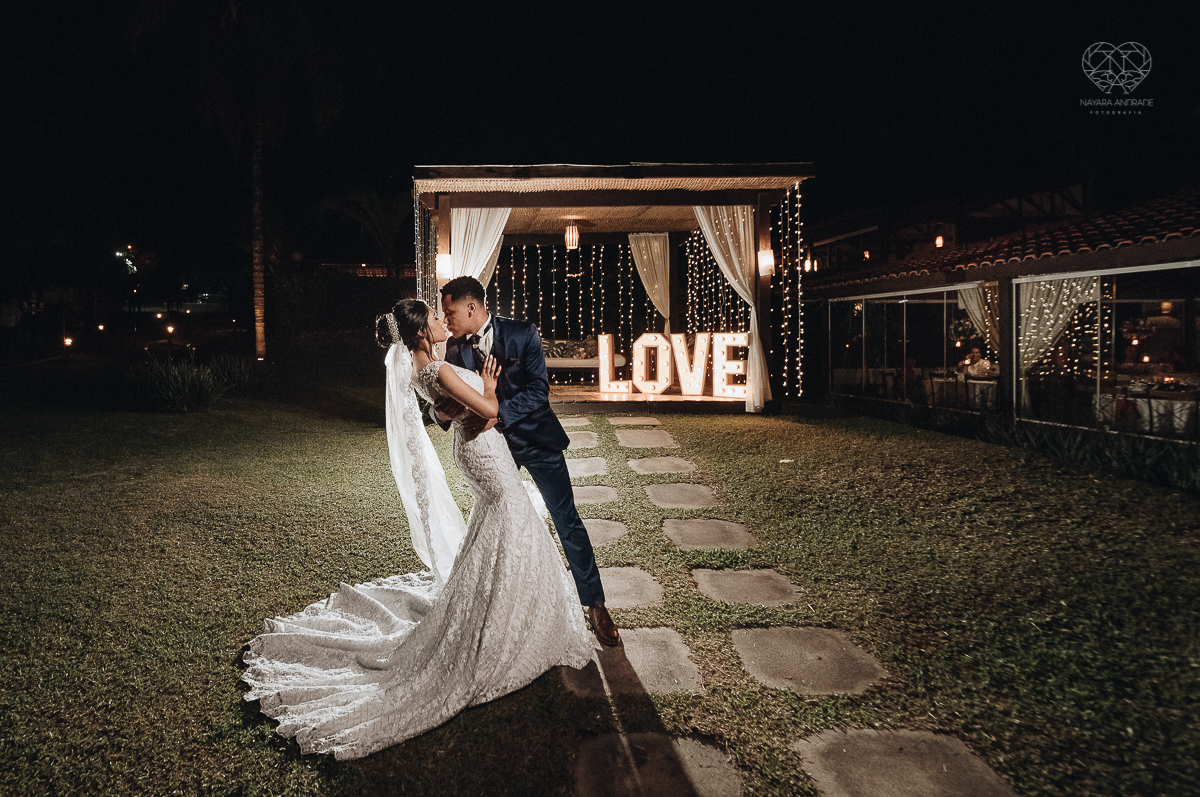 casamento rustico feito no sitio portal da serra em mogi das cruzes de dia ao ar livre com passarela espelhada fotografa premiada Nayara Andrade de Santos