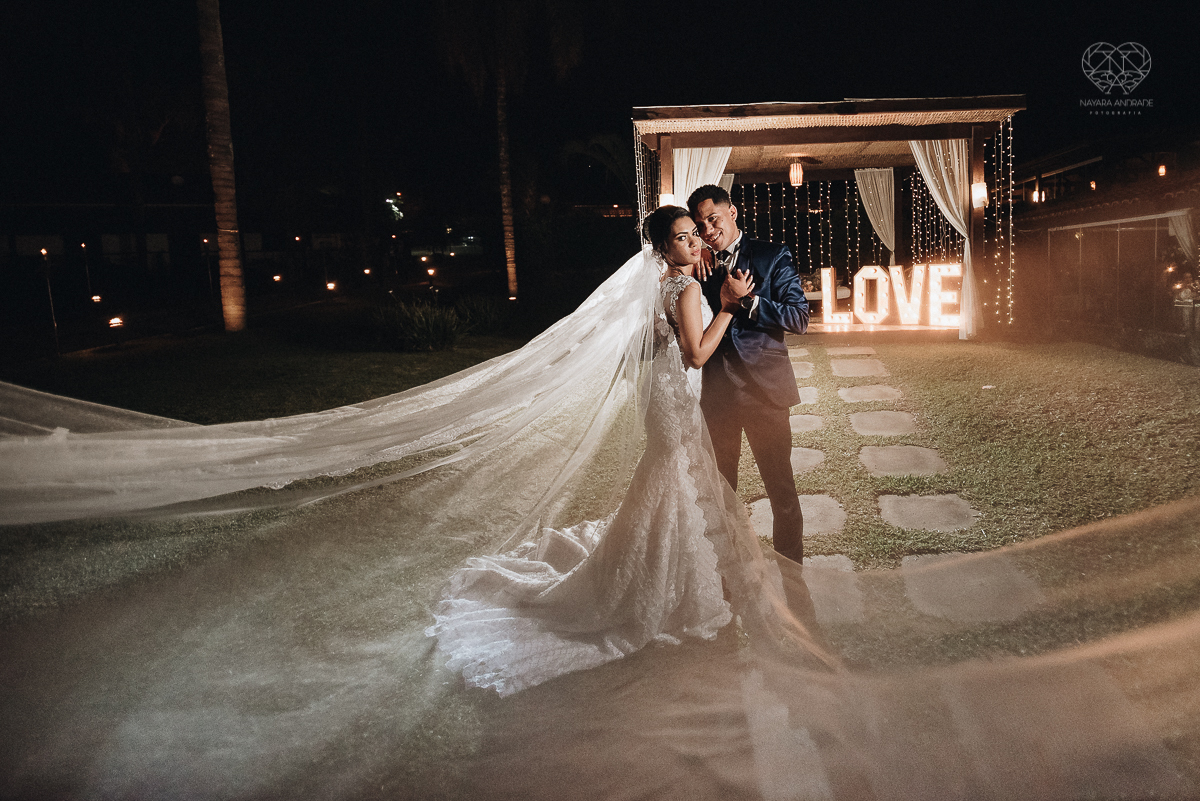 casamento rustico feito no sitio portal da serra em mogi das cruzes de dia ao ar livre com passarela espelhada fotografa premiada Nayara Andrade de Santos