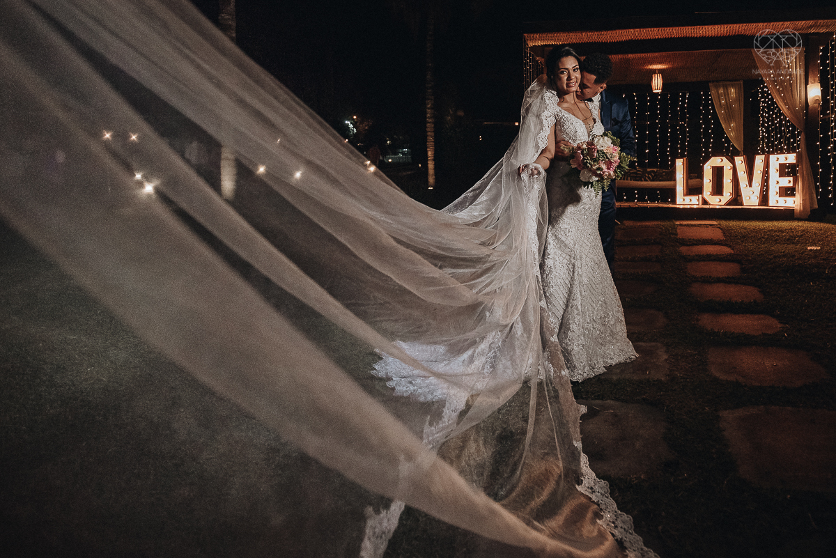 casamento rustico feito no sitio portal da serra em mogi das cruzes de dia ao ar livre com passarela espelhada fotografa premiada Nayara Andrade de Santos