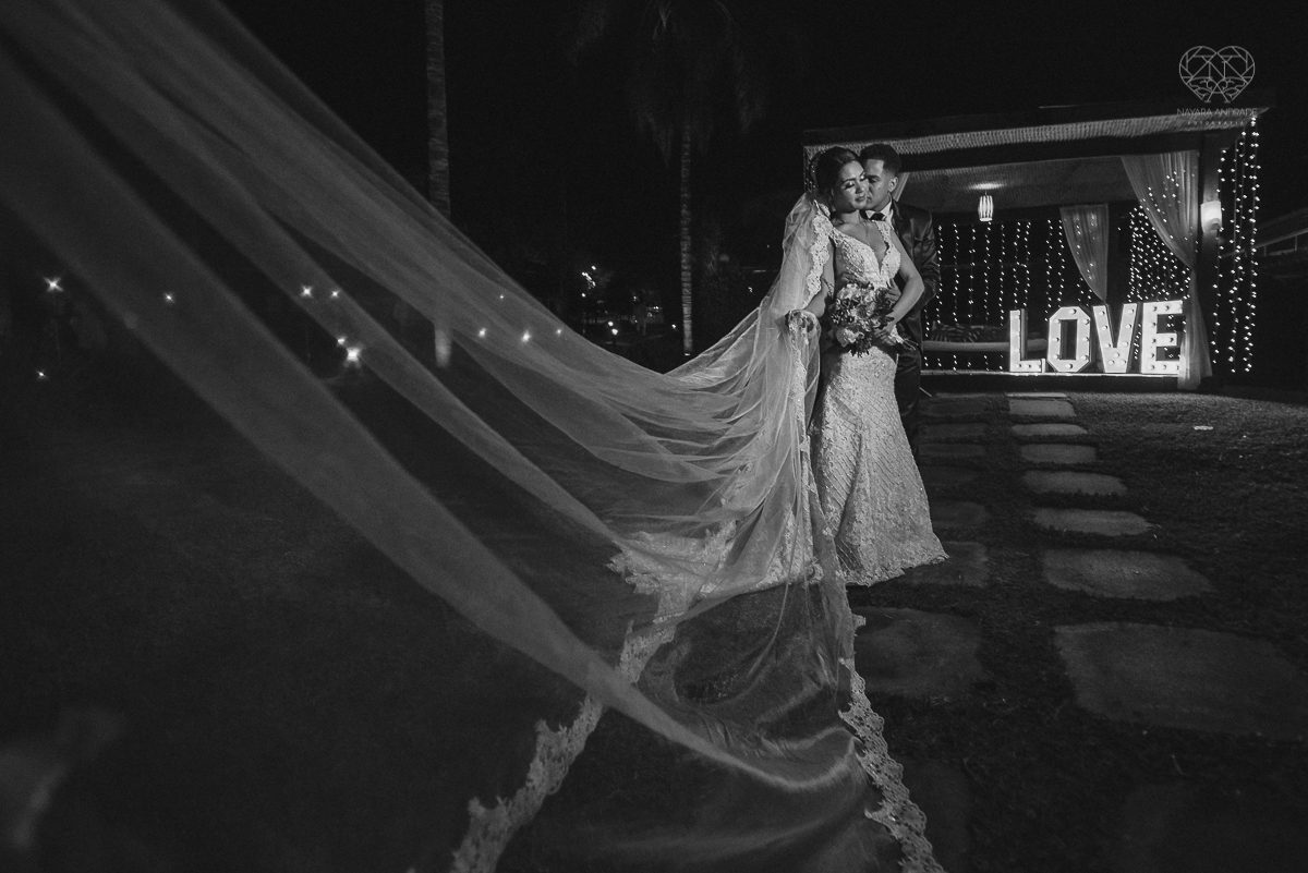 casamento rustico feito no sitio portal da serra em mogi das cruzes de dia ao ar livre com passarela espelhada fotografa premiada Nayara Andrade de Santos