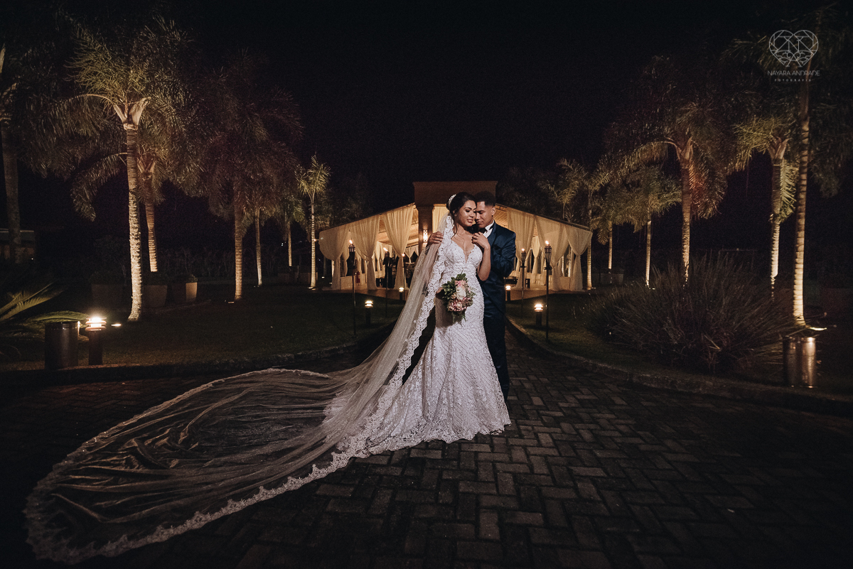 casamento rustico feito no sitio portal da serra em mogi das cruzes de dia ao ar livre com passarela espelhada fotografa premiada Nayara Andrade de Santos