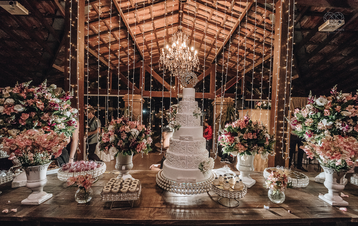 casamento rustico feito no sitio portal da serra em mogi das cruzes de dia ao ar livre com passarela espelhada fotografa premiada Nayara Andrade de Santos