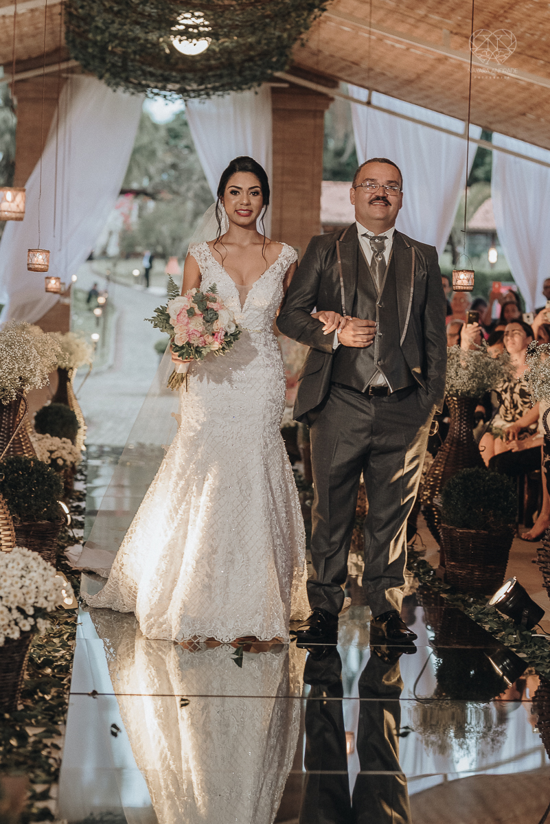 casamento rustico feito no sitio portal da serra em mogi das cruzes de dia ao ar livre com passarela espelhada fotografa premiada Nayara Andrade de Santos
