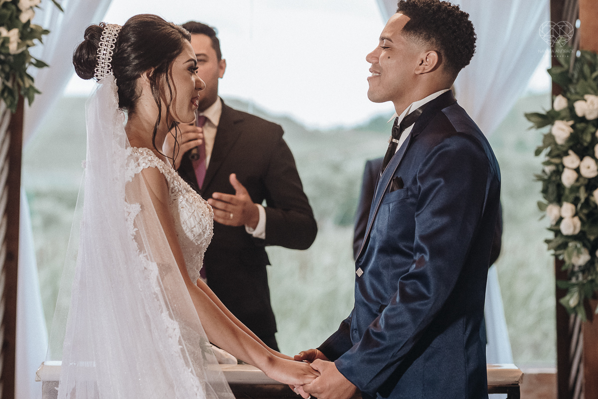 casamento rustico feito no sitio portal da serra em mogi das cruzes de dia ao ar livre com passarela espelhada fotografa premiada Nayara Andrade de Santos