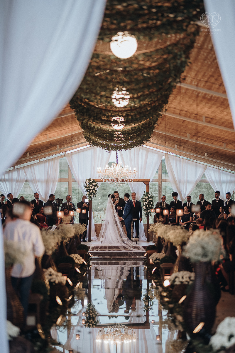 casamento rustico feito no sitio portal da serra em mogi das cruzes de dia ao ar livre com passarela espelhada fotografa premiada Nayara Andrade de Santos