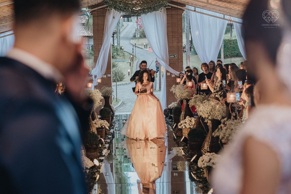 casamento rustico feito no sitio portal da serra em mogi das cruzes de dia ao ar livre com passarela espelhada fotografa premiada Nayara Andrade de Santos