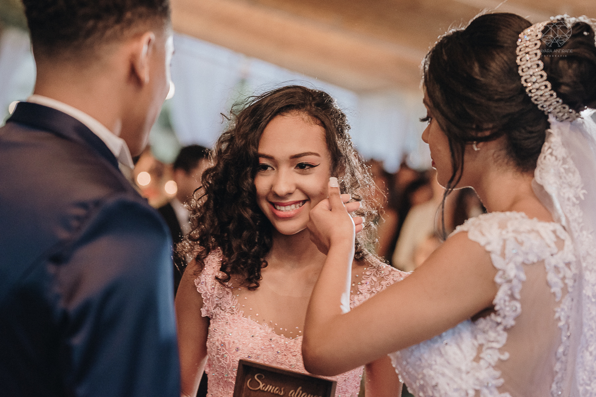 casamento rustico feito no sitio portal da serra em mogi das cruzes de dia ao ar livre com passarela espelhada fotografa premiada Nayara Andrade de Santos