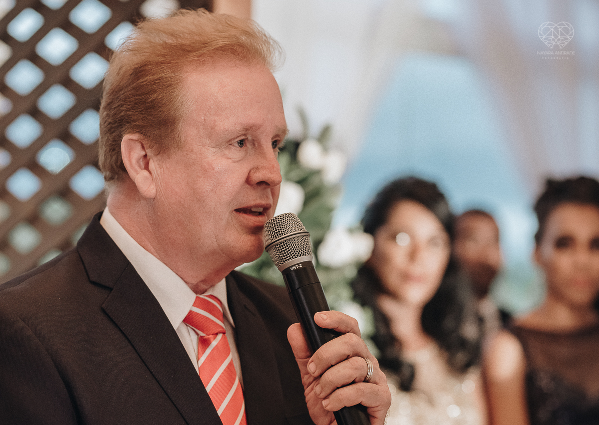 casamento rustico feito no sitio portal da serra em mogi das cruzes de dia ao ar livre com passarela espelhada fotografa premiada Nayara Andrade de Santos