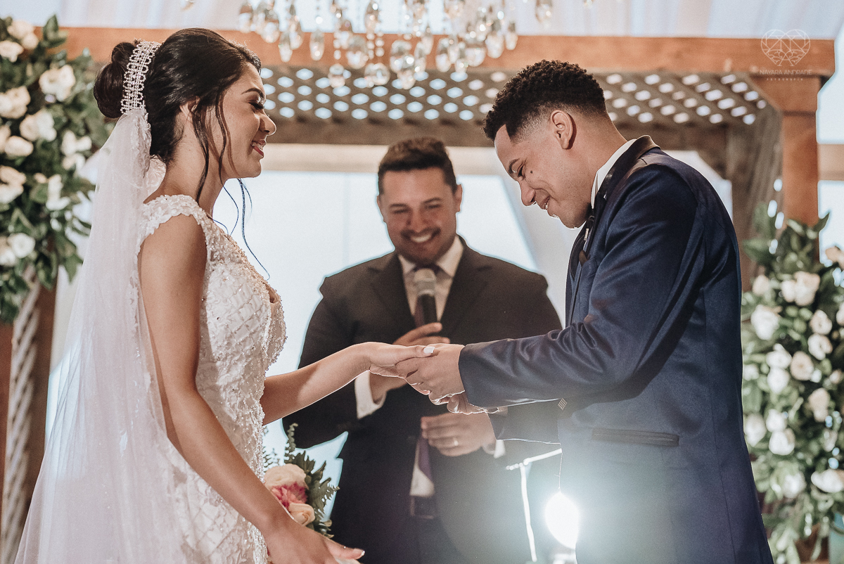 casamento rustico feito no sitio portal da serra em mogi das cruzes de dia ao ar livre com passarela espelhada fotografa premiada Nayara Andrade de Santos