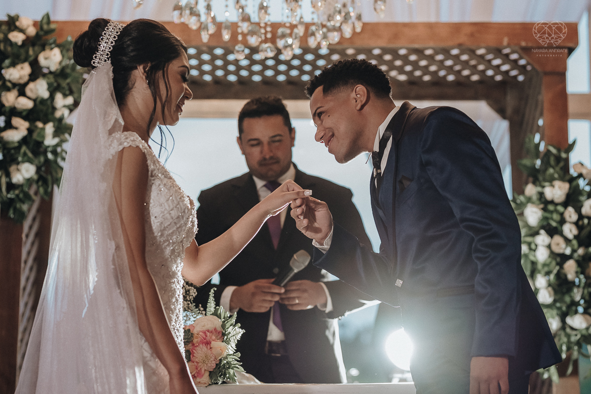 casamento rustico feito no sitio portal da serra em mogi das cruzes de dia ao ar livre com passarela espelhada fotografa premiada Nayara Andrade de Santos