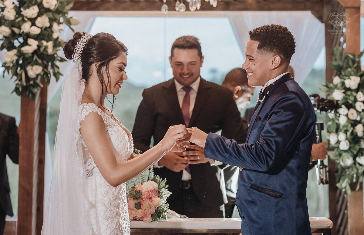 casamento rustico feito no sitio portal da serra em mogi das cruzes de dia ao ar livre com passarela espelhada fotografa premiada Nayara Andrade de Santos