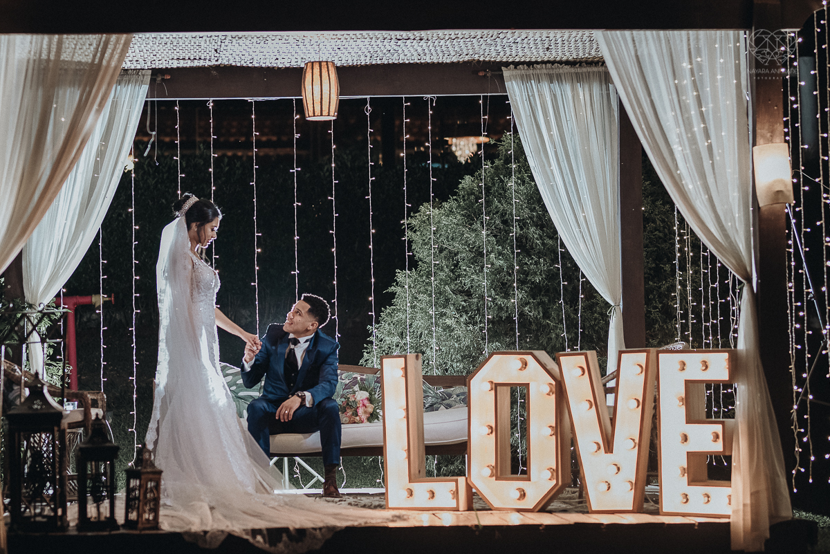 casamento rustico feito no sitio portal da serra em mogi das cruzes de dia ao ar livre com passarela espelhada fotografa premiada Nayara Andrade de Santos