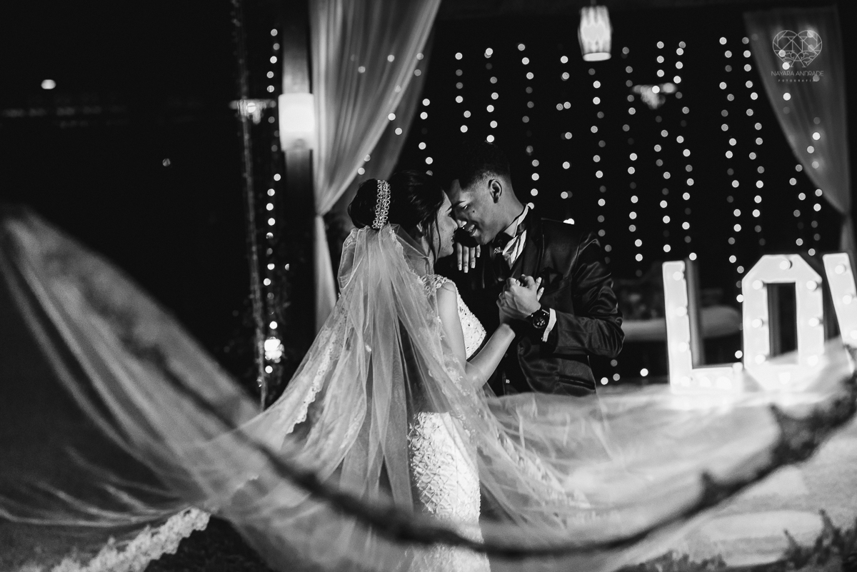casamento rustico feito no sitio portal da serra em mogi das cruzes de dia ao ar livre com passarela espelhada fotografa premiada Nayara Andrade de Santos
