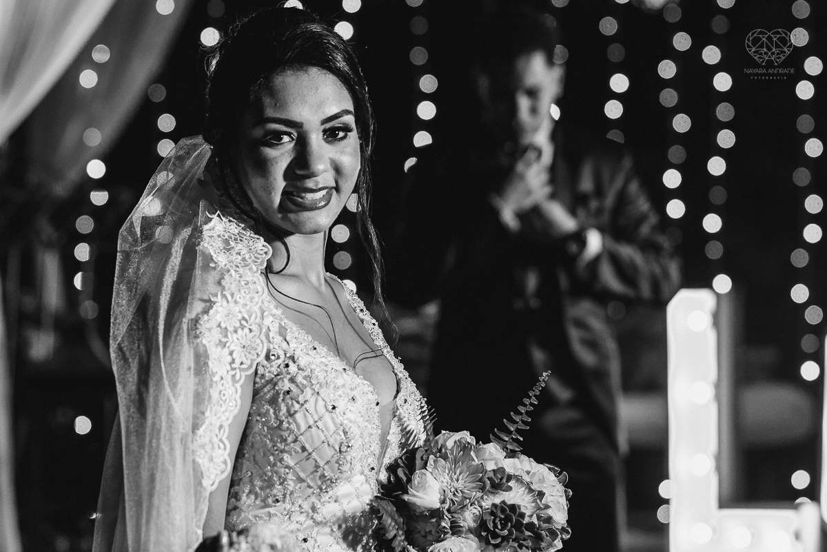 casamento rustico feito no sitio portal da serra em mogi das cruzes de dia ao ar livre com passarela espelhada fotografa premiada Nayara Andrade de Santos