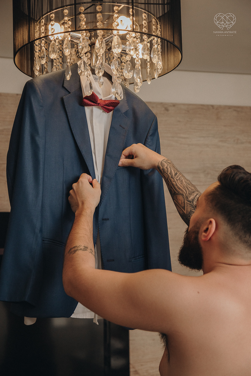 Making of de noiva artistico feito em quarto de hotel com maquiagem e penteado fotografado pela fotografa premiada nayara andrade em santos litoral de sao paulo