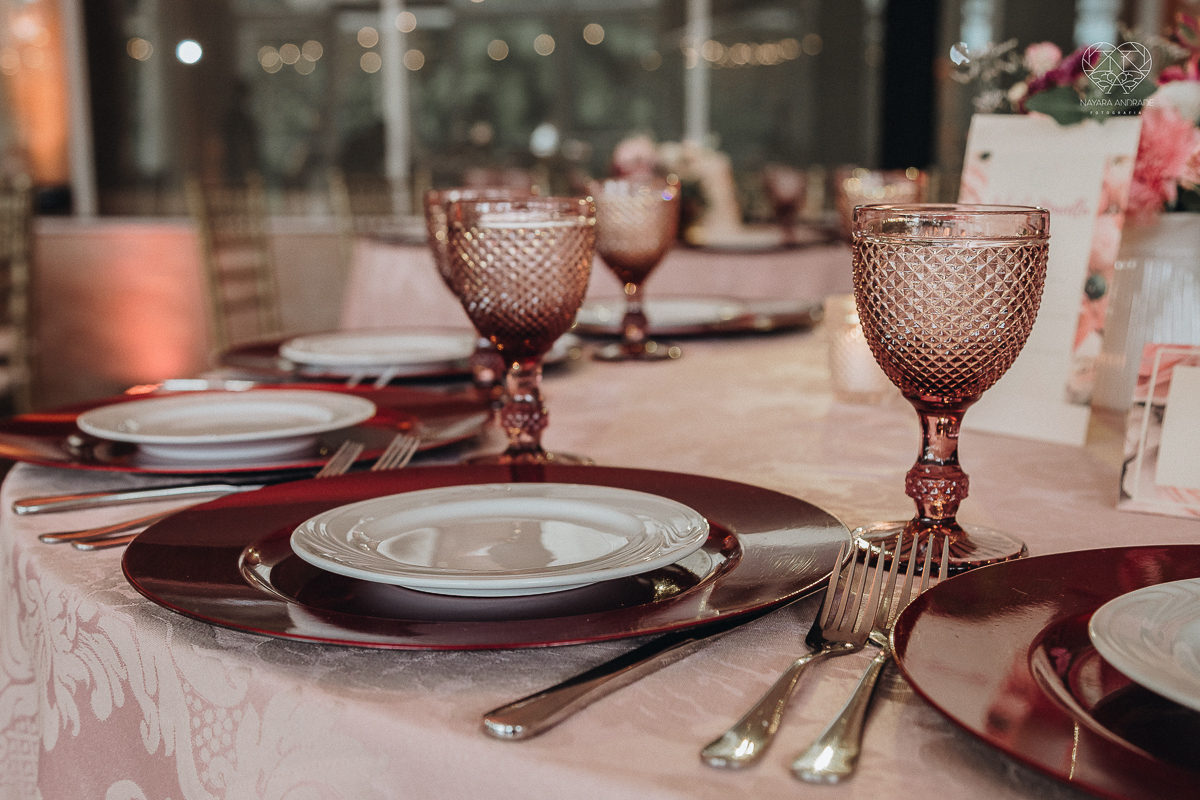 Lindas fotos externas de casal pos casamento noiva com veu noivo de terno azul no por do sol fim de tarde feitas no espaço plataforma pela fotografa premiada nayara andrade