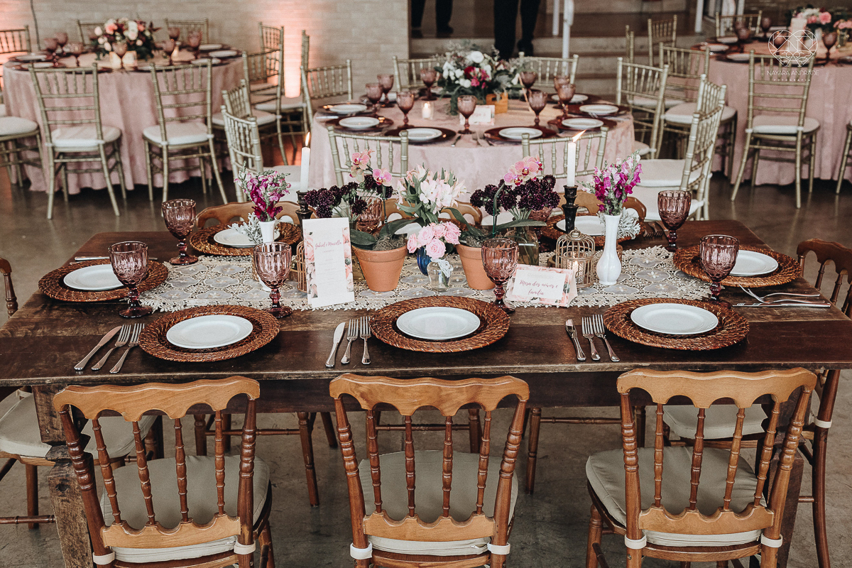 Lindas fotos externas de casal pos casamento noiva com veu noivo de terno azul no por do sol fim de tarde feitas no espaço plataforma pela fotografa premiada nayara andrade