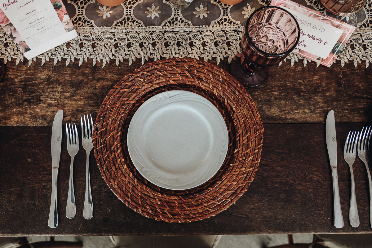 Lindas fotos externas de casal pos casamento noiva com veu noivo de terno azul no por do sol fim de tarde feitas no espaço plataforma pela fotografa premiada nayara andrade