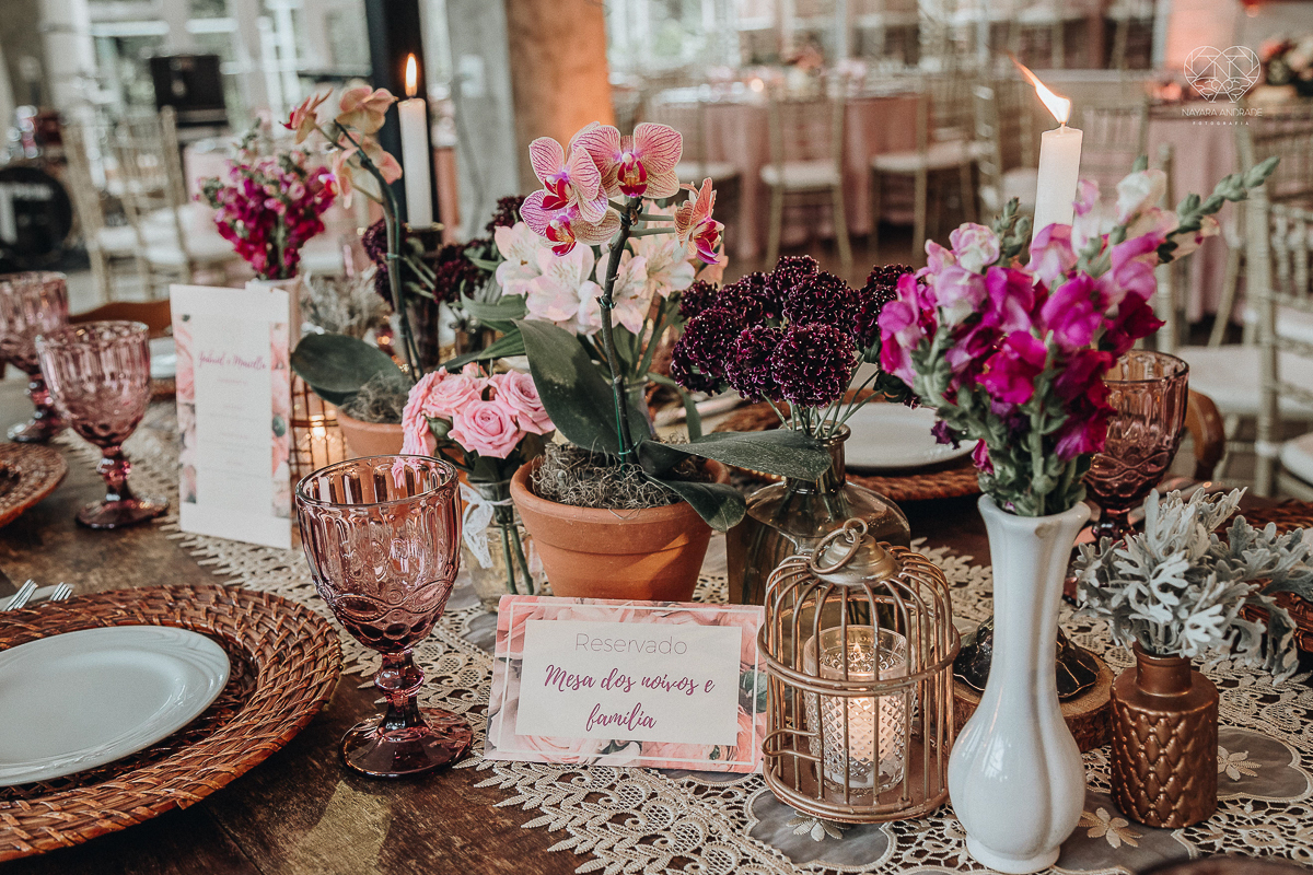 Lindas fotos externas de casal pos casamento noiva com veu noivo de terno azul no por do sol fim de tarde feitas no espaço plataforma pela fotografa premiada nayara andrade