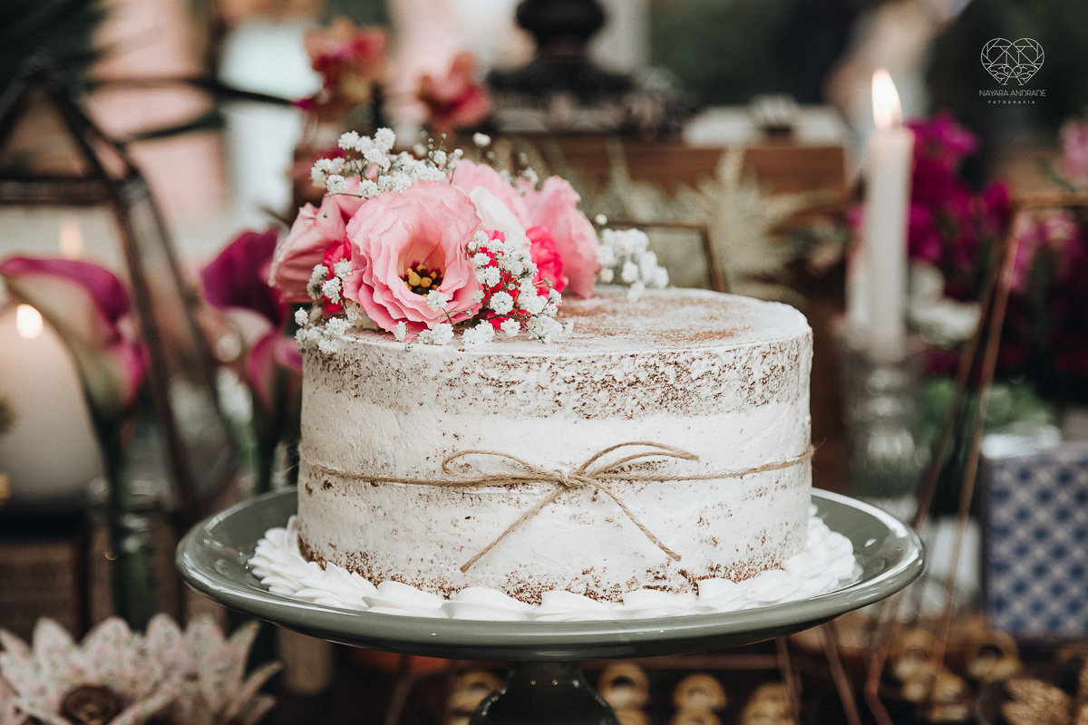 Lindas fotos externas de casal pos casamento noiva com veu noivo de terno azul no por do sol fim de tarde feitas no espaço plataforma pela fotografa premiada nayara andrade