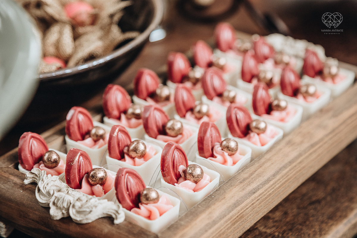 Lindas fotos externas de casal pos casamento noiva com veu noivo de terno azul no por do sol fim de tarde feitas no espaço plataforma pela fotografa premiada nayara andrade