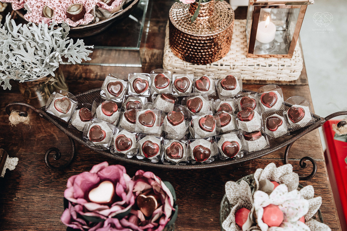 Lindas fotos externas de casal pos casamento noiva com veu noivo de terno azul no por do sol fim de tarde feitas no espaço plataforma pela fotografa premiada nayara andradeLindas fotos externas de casal pos casamento noiva com veu noivo de terno azul no p