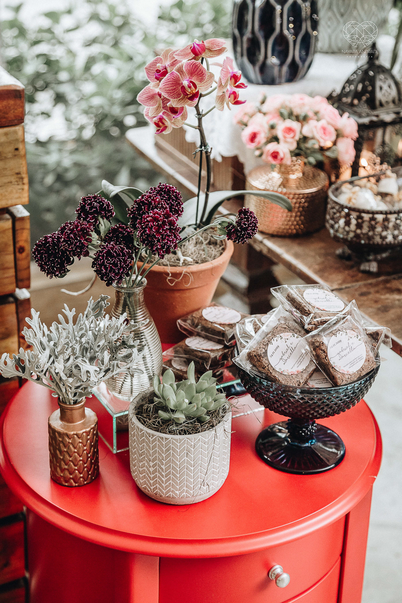 Lindas fotos externas de casal pos casamento noiva com veu noivo de terno azul no por do sol fim de tarde feitas no espaço plataforma pela fotografa premiada nayara andrade